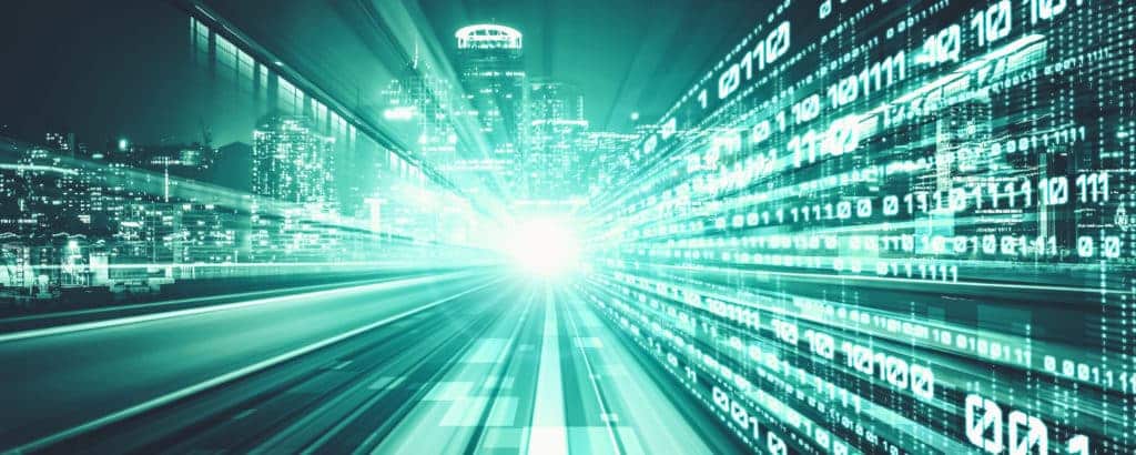 Digitaler Datenfluss auf der Straße mit Bewegungsunschärfe, um die Vision einer schnellen Übertragung zu schaffen